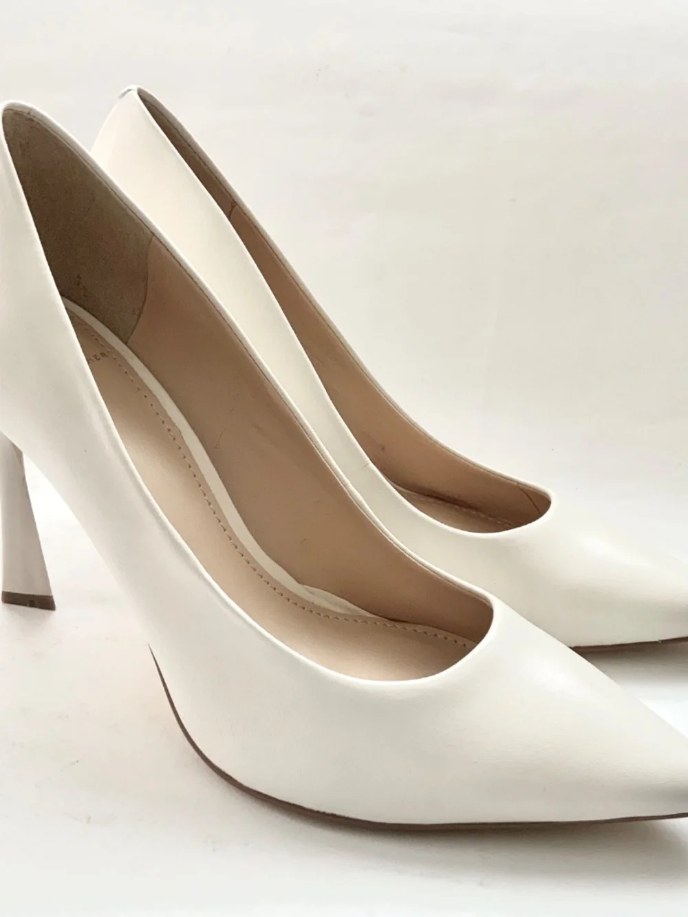 Marc Fisher Sassie Ivory White Leather Stiletto Heel Pointed Toe Pumps Shoes 9